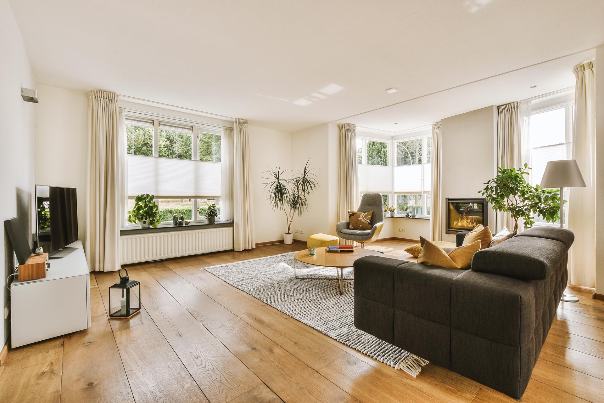 Massivholzböden erhalten Sie bei uns in großer Auswahl Wohnzimmer mit Massivholzboden