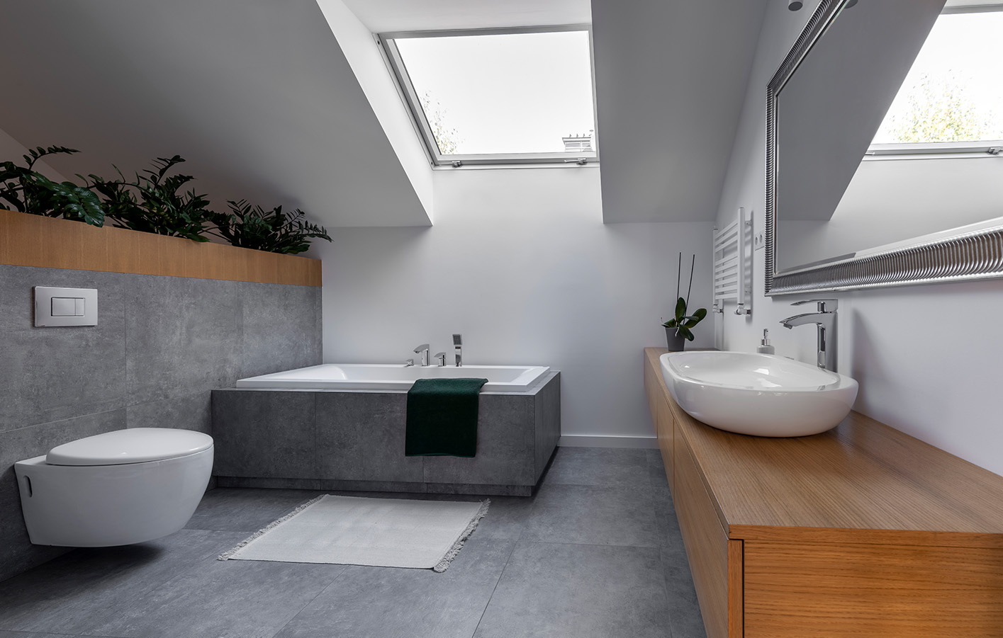 Boden an der Wand oder Decke kann auch sehr schick aussehen Betonfarbenes Bad mit Holzakzenten - modern und schick