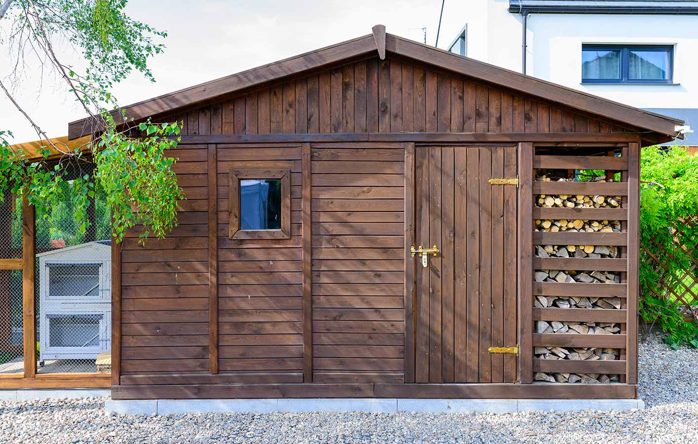 Das passende Gartenhaus für Ihre Zwecke und Anforderungen Geräteschuppen mit Tiergehege und Holzlager