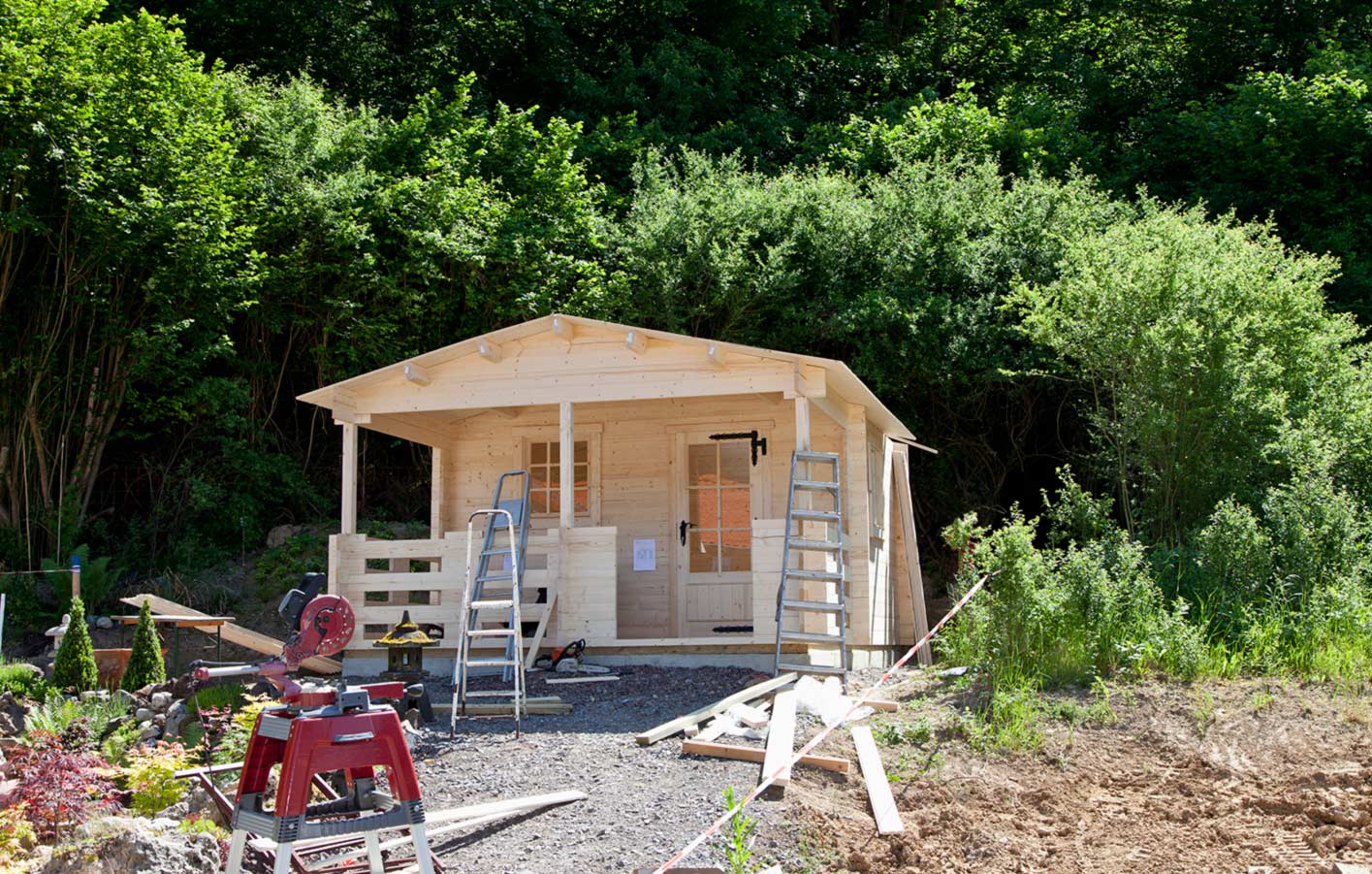 Gartenhäuser inkl. Service und Beratung + Aufbau finden Sie bei uns Bild vom Bau eines Holzgartenhauses im Garten