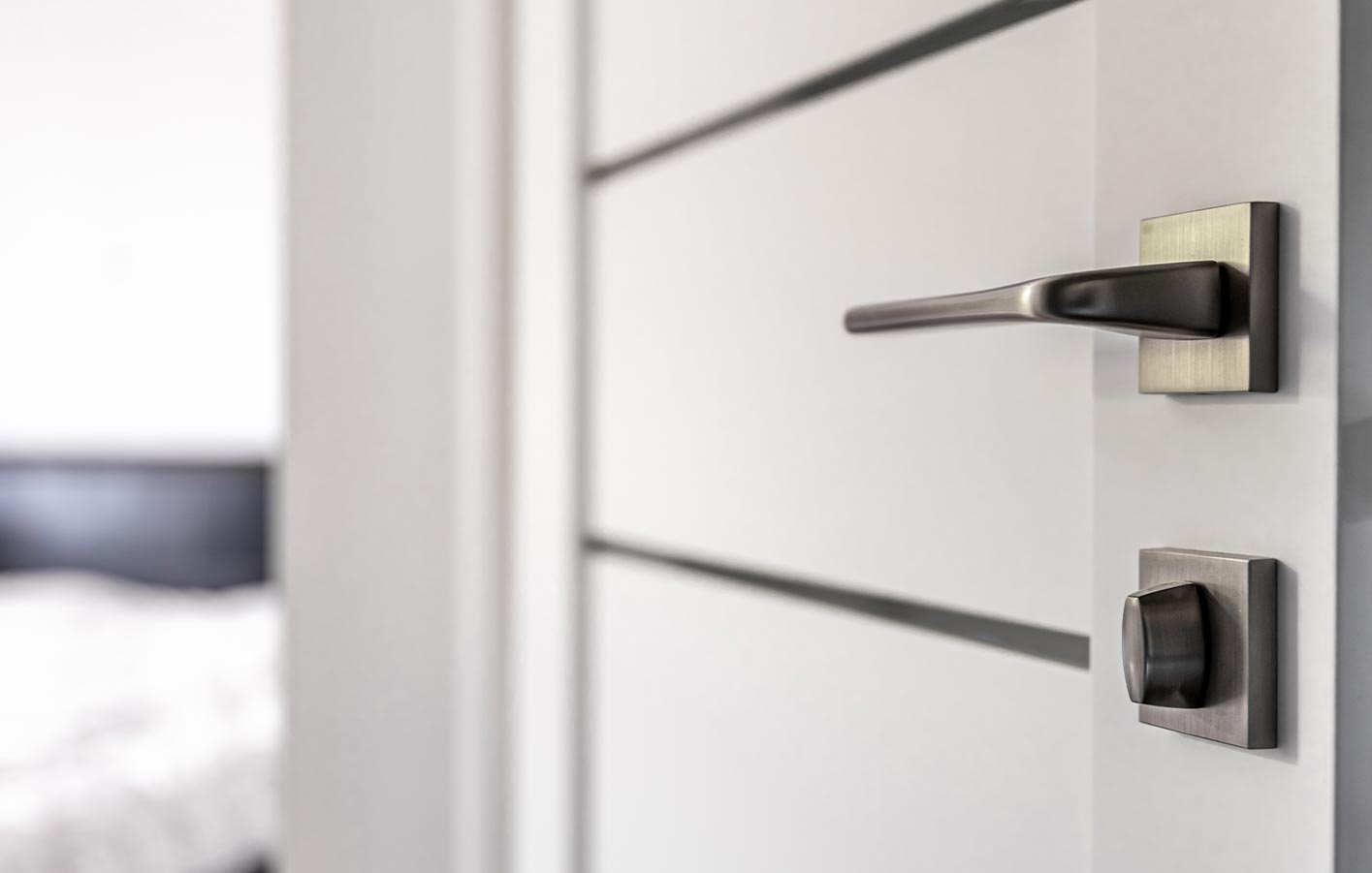 weiße Türen - Rahmentür mit Glas - moderne Innentüren Nahaufnahme einer weißen Rahmentür mit Glaseinsatz