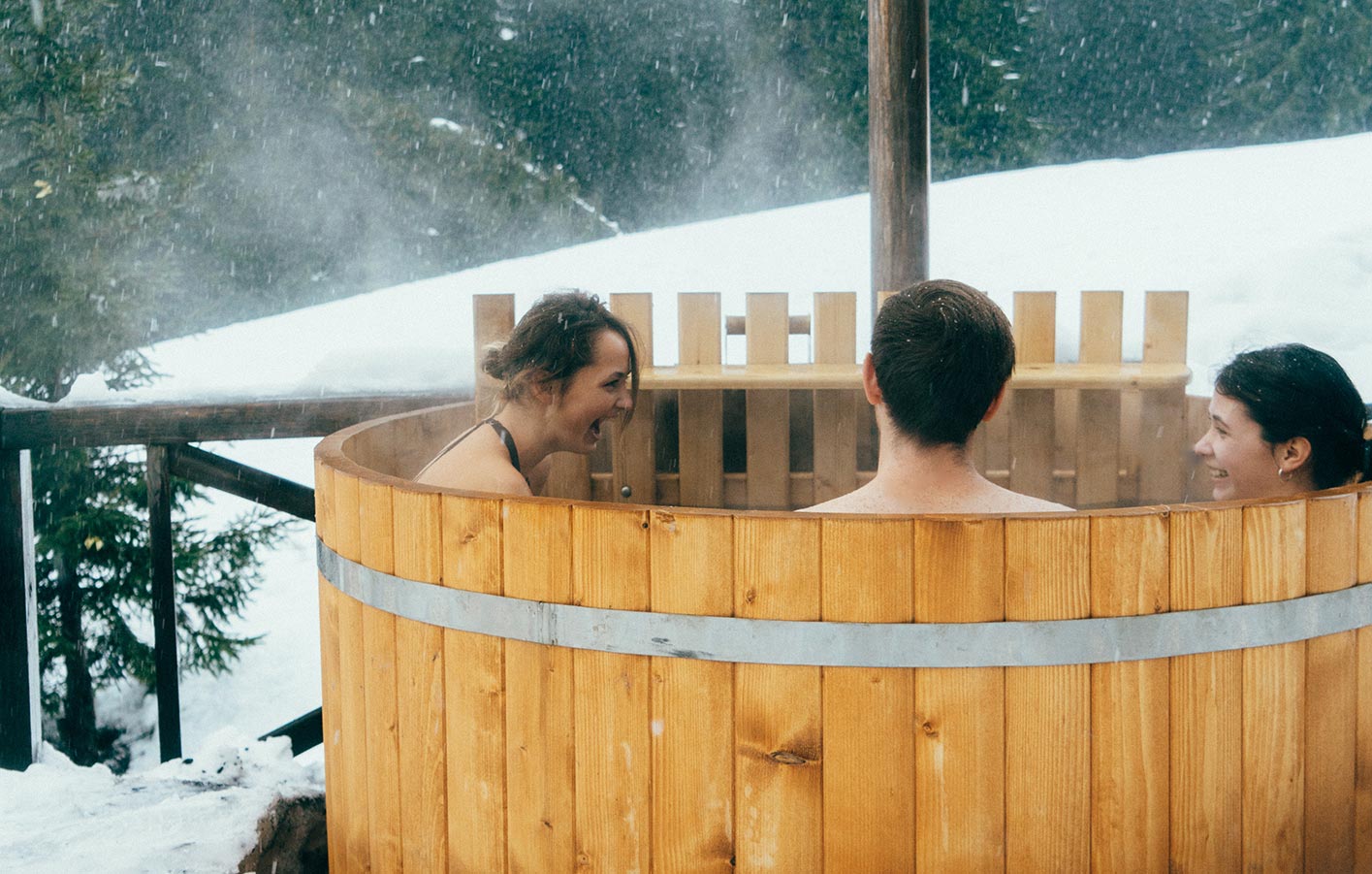 Hoz tubes - Badebottiche, für Badespaß im ganzen Jahr Jugendliche sitzen im hot tube im Winter